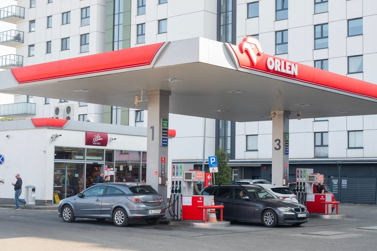 Degalinės klaida lenkų kišenes patuštins tūkstančiais – nieko neįtardami vairuotojai užsipylė ne tų degalų - Delfi