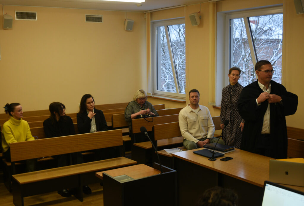 Kaltinamieji teismo salėje