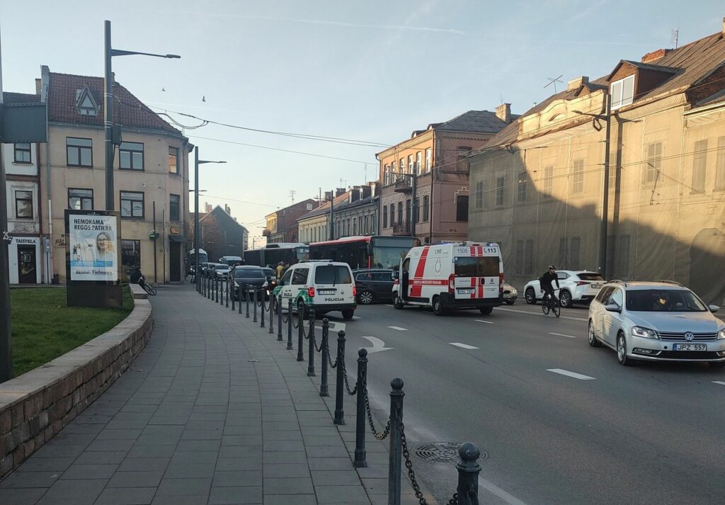fiksuotas autobuso ir automobilio susidūrimas – Kas vyksta Kaune