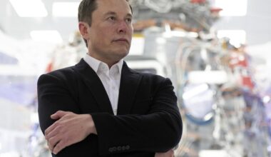 Muskas žada beprotišką „Tesla Roadster“ pristatymą, automobilis galės pakibti ore ar netgi skraidyti