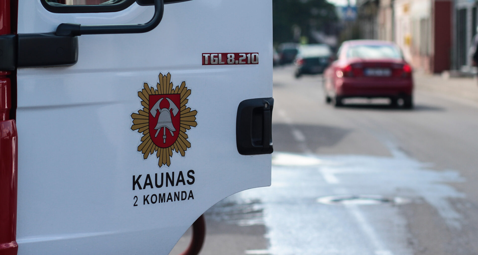 Į pagalbą skubėjusios tarnybos užklimpo nepravažiuojamame kelyje – Kas vyksta Kaune