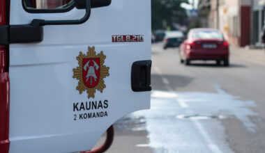 Į pagalbą skubėjusios tarnybos užklimpo nepravažiuojamame kelyje – Kas vyksta Kaune