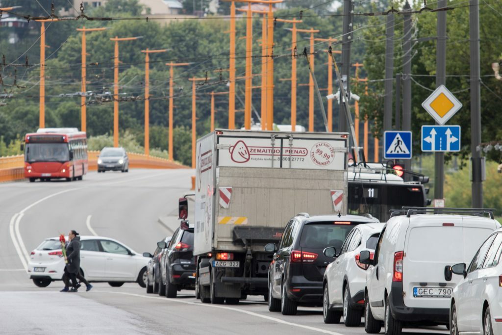 ties P. Vileišio tiltu bus ribojamas eismas – Kas vyksta Kaune