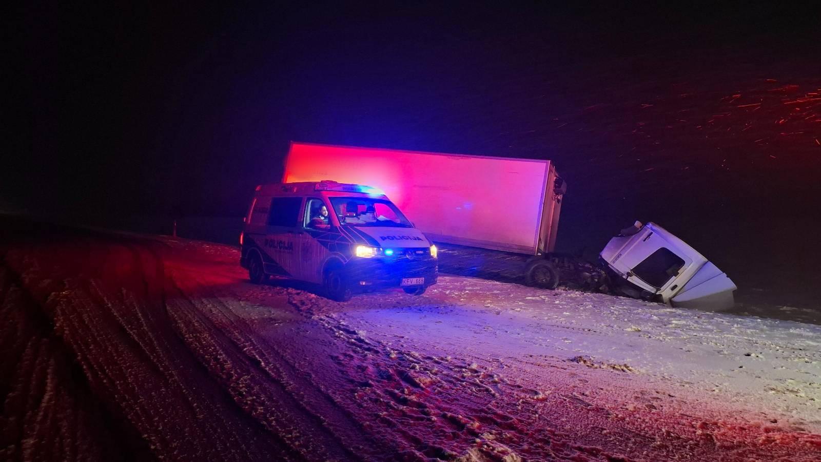Tragiškas vakaras Kėdainių rajone: kaktomuša su vilkiku nusinešė gyvybes, gelbėtojai vaduoja prispaustuosius
