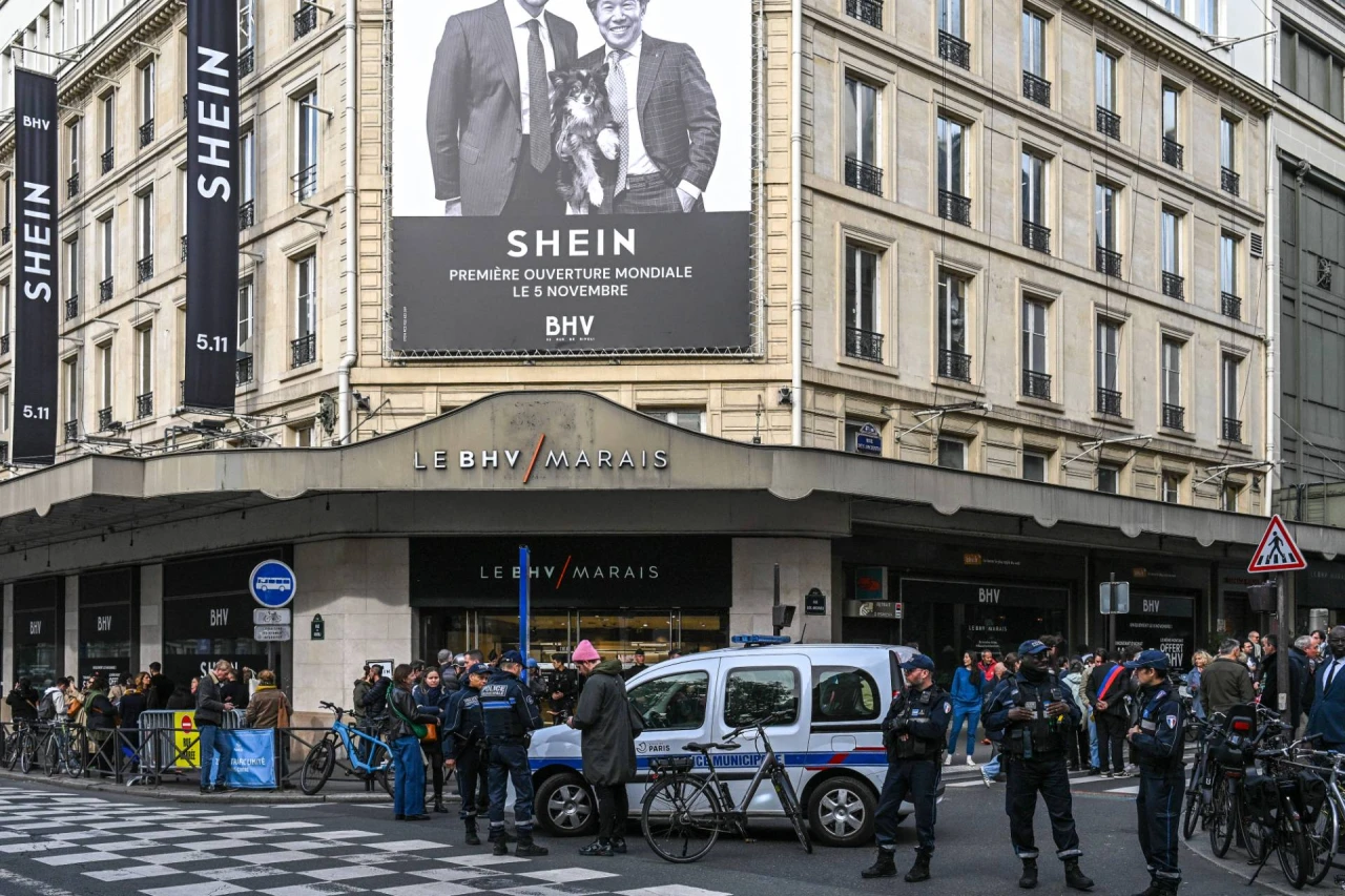 Skandalo dėl sekso lėlių krečiama „Shein“ atidarė pirmąją fizinę parduotuvę Paryžiuje