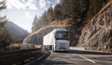 „Volvo Trucks“ pristato pirmąją pasaulyje degalus taupyti padedančią „Stop/start“ technologiją sunkvežimiams