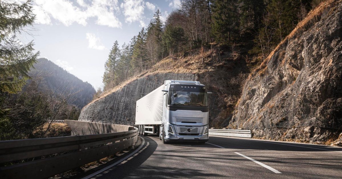 „Volvo Trucks“ pristato pirmąją pasaulyje degalus taupyti padedančią „Stop/start“ technologiją sunkvežimiams