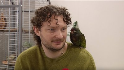 Sveikatos apsaugos viceministras Daniel Naumovas augina papūgą