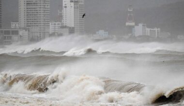 Siaubas turistų pamėgtoje saloje: milžiniškos bangos nušlavė paplūdimį, yra aukų
