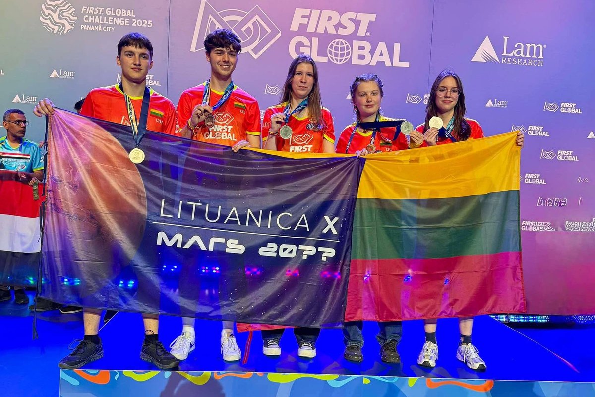 Lietuvos robotikos rinktinė pasaulio žaidynėse iškovojo sidabrą