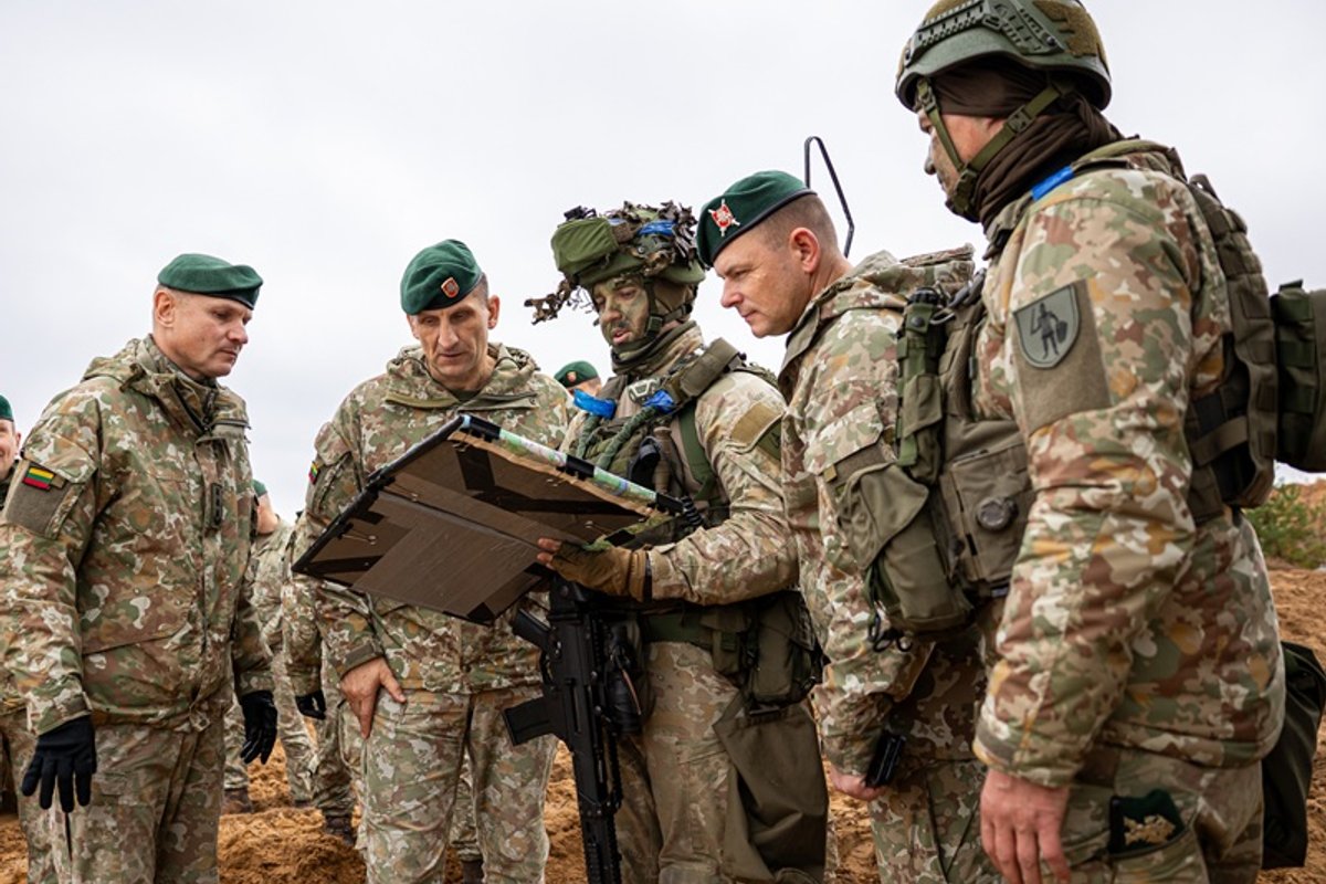 ES siekia pašalinti kliūtis tankų ir kariuomenės judėjimui į rytus