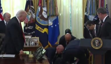 Incidentas Ovaliajame kabinete: Trumpo akivaizdoje nualpo verslininkas