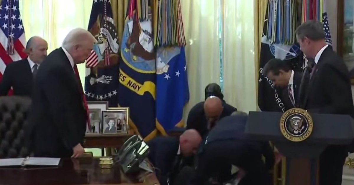 Incidentas Ovaliajame kabinete: Trumpo akivaizdoje nualpo verslininkas