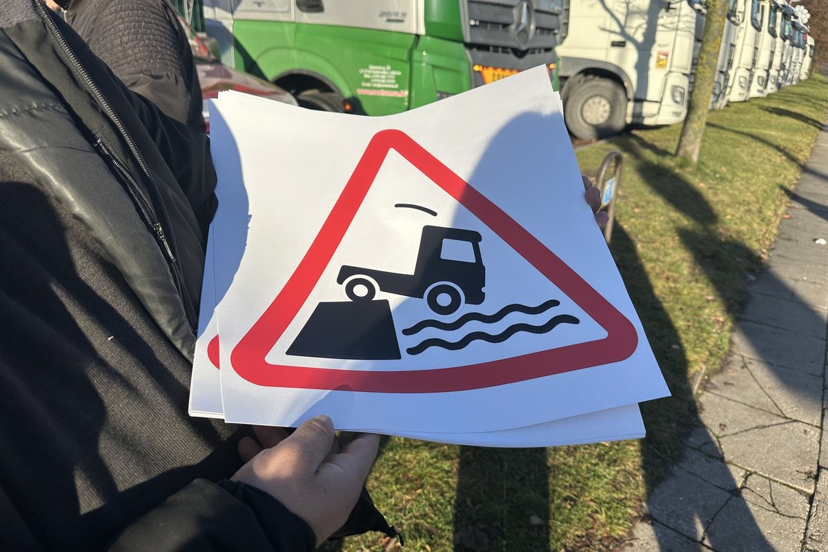 „Mus išstumia“: Vilniuje susirinkę vežėjai gedėjo prarastų rinkų, „Linava“ atsiriboja