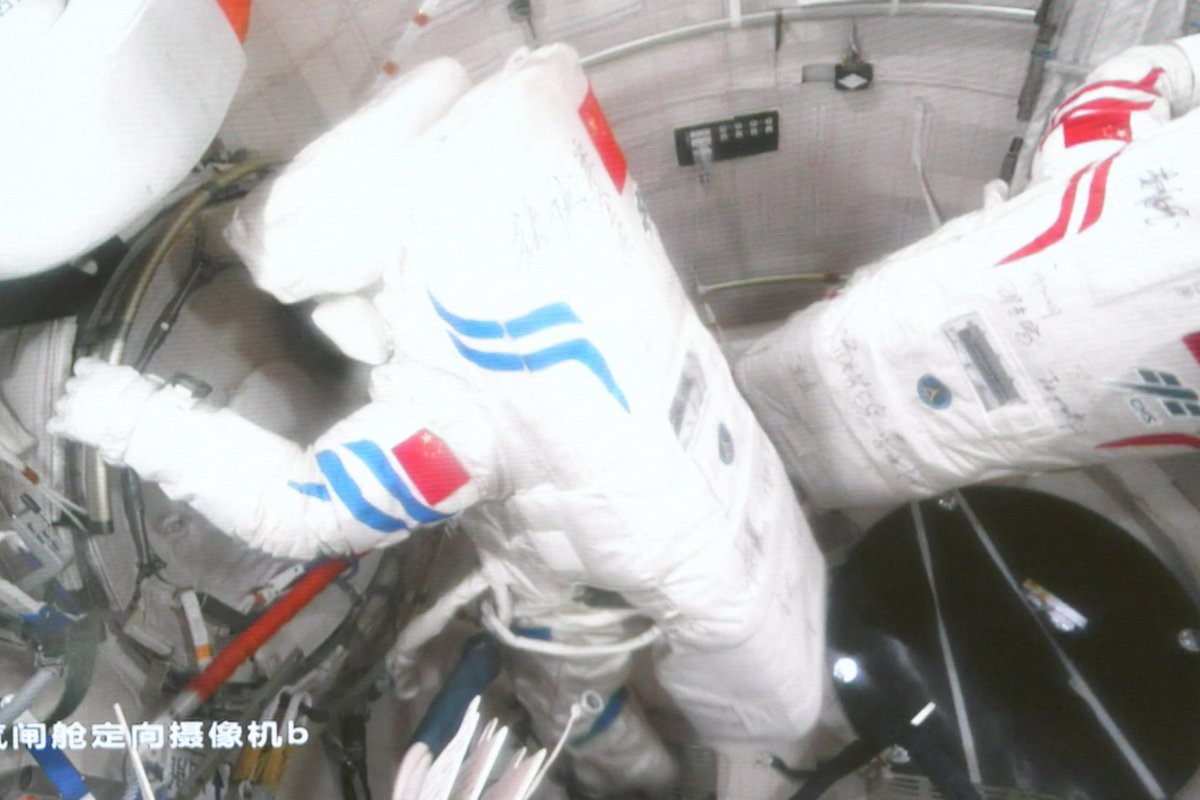 Dėl incidento kosmose atidėtas trijų kinų sugrįžimas į Žemę