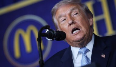 Karas Ukrainoje. Trumpas pasirengęs paremti naujas sankcijas Rusijai, bet kelia savo sąlygą - Delfi