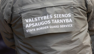 Teismas pratęsė suėmimą dviem afganistaniečius per Lietuvą vežusioms estėms