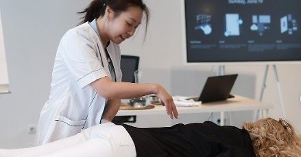 Kinų akupunktūros meistrė Rui Wang sveikatos paslapčių moko lietuviškai: patarimai, kaip išgyventi rudenį