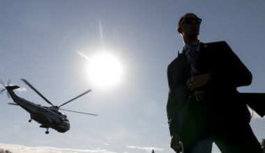 Trumpo prezidentinio lėktuvo bazėje atidarytas įtartinas siuntinys: darbuotojai susirgo