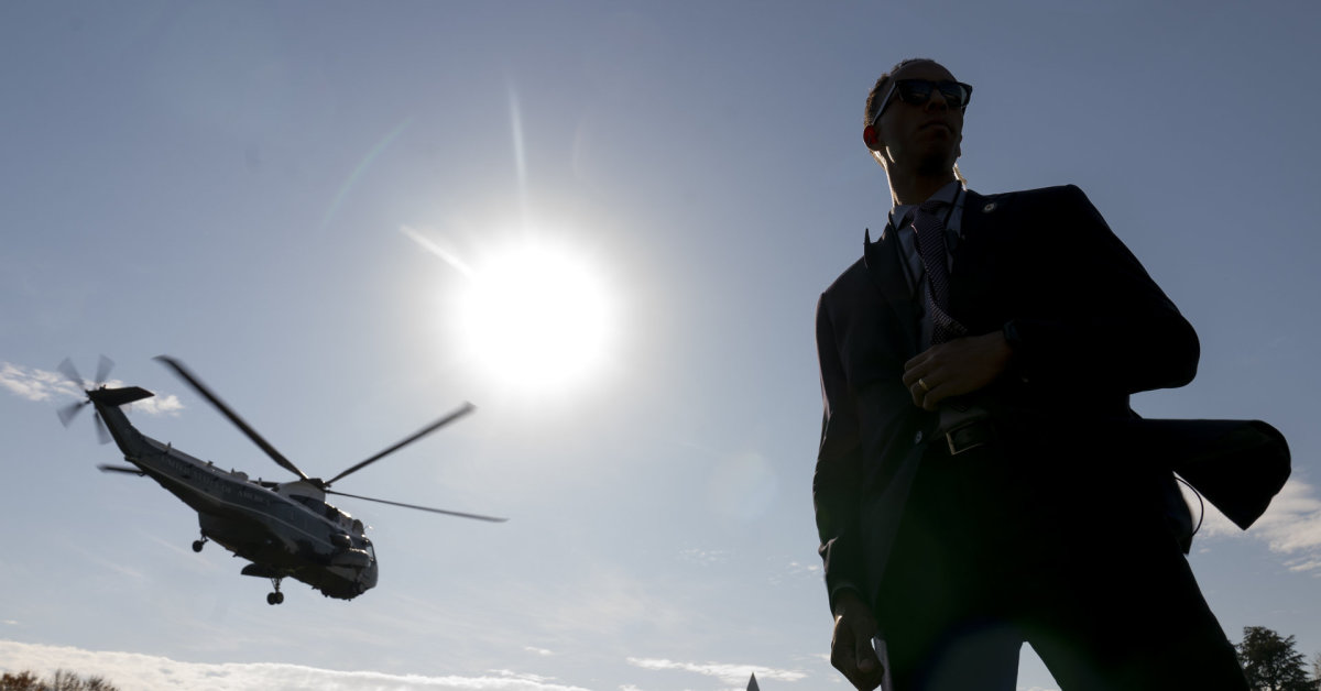 Trumpo prezidentinio lėktuvo bazėje atidarytas įtartinas siuntinys: darbuotojai susirgo