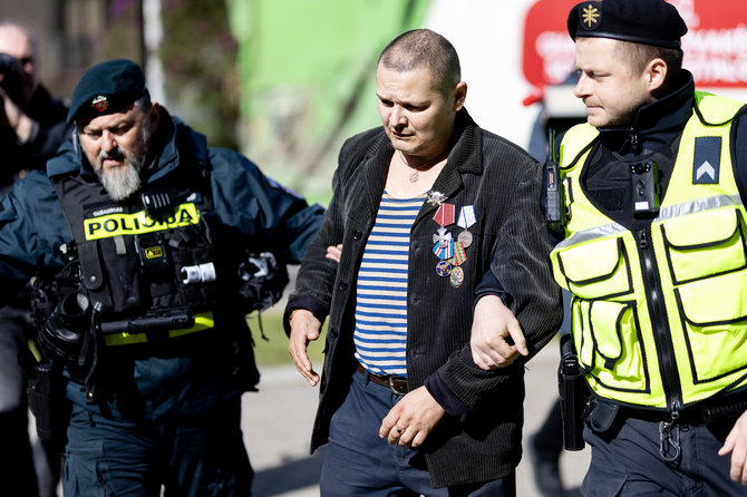 Lukas Balandis / BNS nuotr./Antakalnio kapinėse renkasi švenčiantieji Pergalės dieną