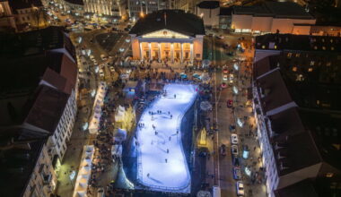 Kalėdų magija sostinėje: Rotušės aikštės čiuožykla sugrįžta su naujovėmis | Gyvenimas