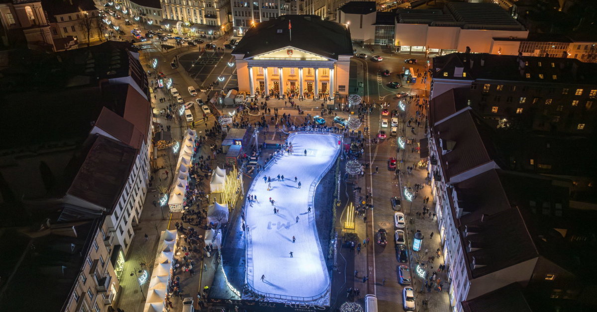 Kalėdų magija sostinėje: Rotušės aikštės čiuožykla sugrįžta su naujovėmis | Gyvenimas