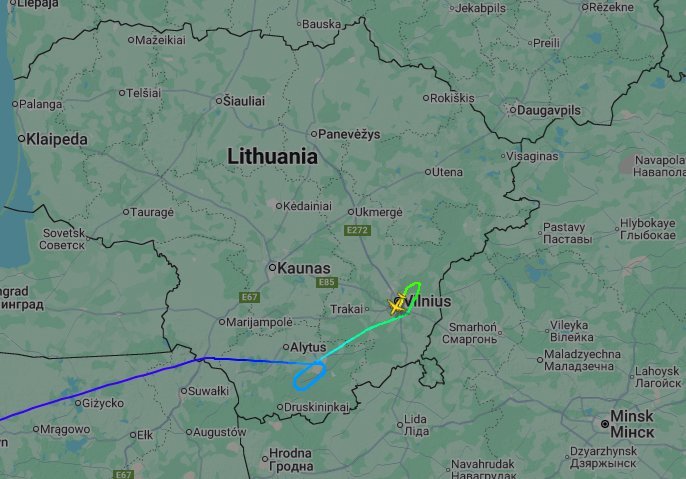 Vilniečiai sunerimo dėl virš sostinės pastebėto karinio lėktuvo – kariuomenė paaiškino, kas nutiko (nuotr. Flightradar24.com)