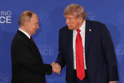 Vladimiras Putinas ir Donaldas Trumpas per susitikimą Aliaskoje