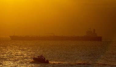 Sankcijos kirto skaudžiai: Rusijos naftos kainos grimzta į rekordines žemumas