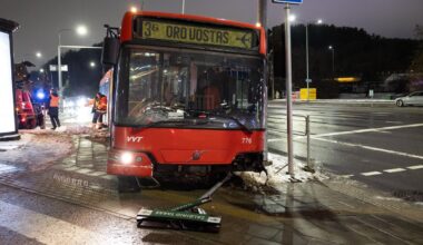 Vilniuje autobusui sugedo stabdžiai, įvyko avarija