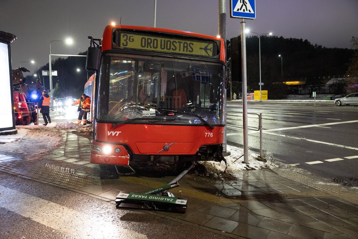 Vilniuje autobusui sugedo stabdžiai, įvyko avarija