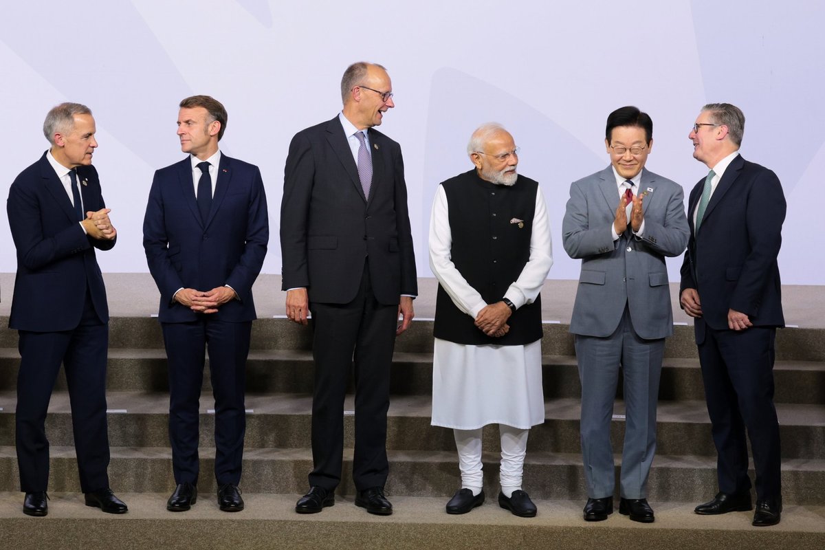 Macronas, Merzas ir Starmeris aptarė Amerikos taikos planą Ukrainai