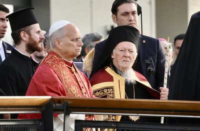 Popiežius meldėsi už vienybę nuskendusios bazilikos griuvėsiuose Turkijoje