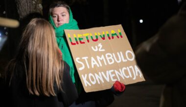 Vilniuje žmonės reiškia solidarumą su Latvijos moterimis