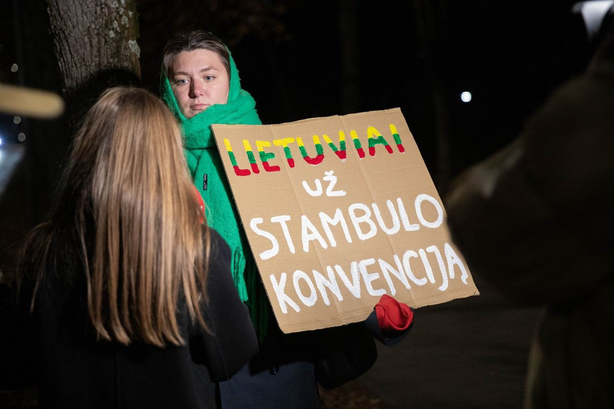 Vilniuje žmonės reiškia solidarumą su Latvijos moterimis