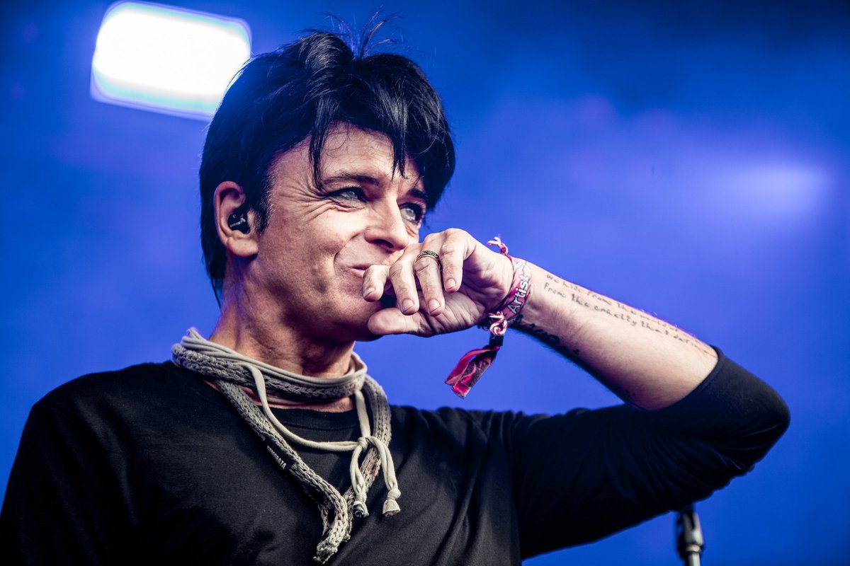 Legendinis Gary Numanas sustabdė koncertą ir pravirko scenoje: gavo baisią žinią