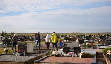 rankose – žvakės ir gėlės