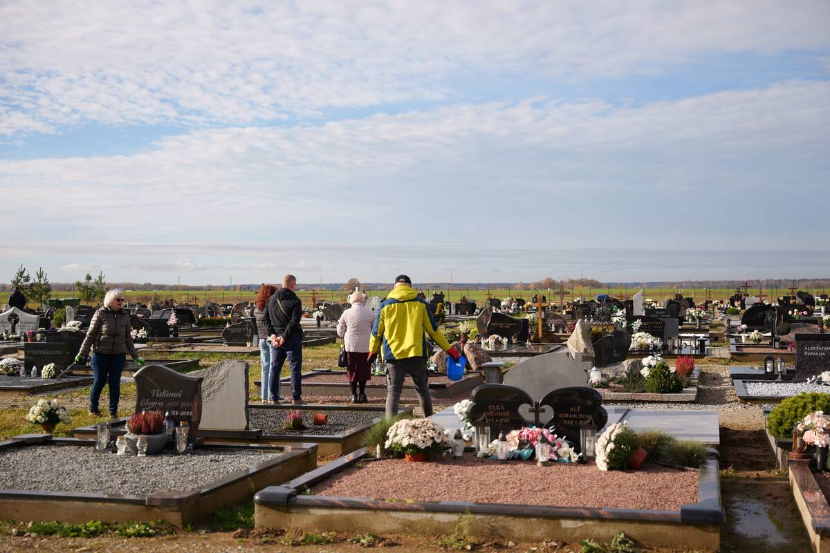 rankose – žvakės ir gėlės