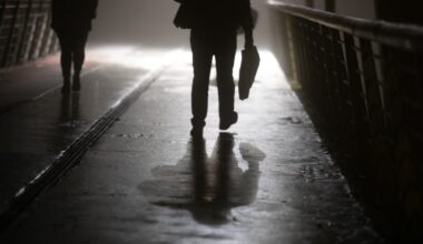 Vilniuje užpulta moteris atsiėmė savo rankinę iš užpuoliko rankų