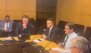 Už uždarų durų – Žemaitaičio žodžiai Budriui: „šikną reikia jausti ant kėdės“ - Delfi