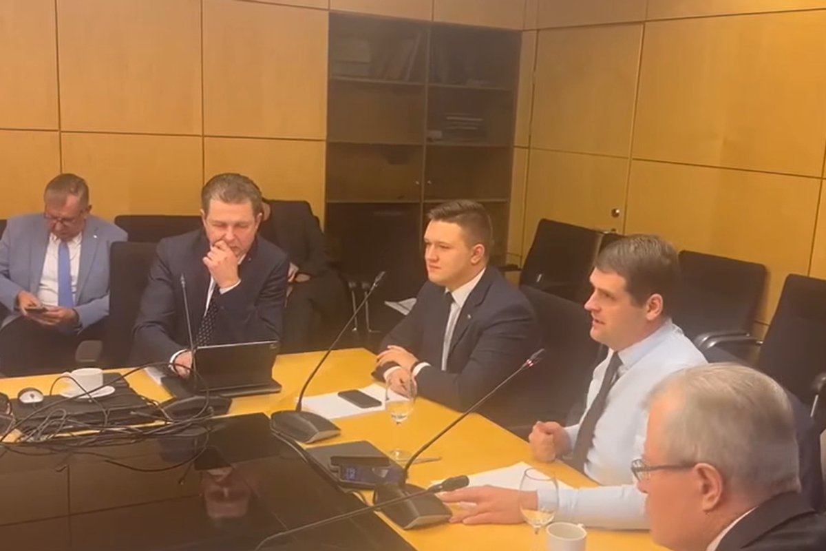 Už uždarų durų – Žemaitaičio žodžiai Budriui: „šikną reikia jausti ant kėdės“ - Delfi