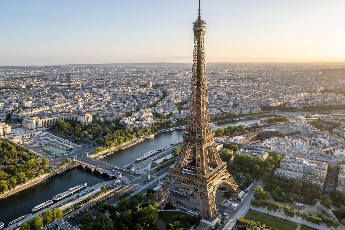 Vakarus gądins branduoliniais smūgiais į Big Beno ir Eifelio bokštus