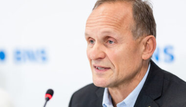 Grupė valdančiųjų siūlo gynybai skirti mažiau lėšų, dalį jų nukreipti pareigūnams, keliams