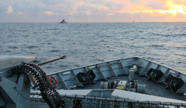 Jungtinė Karalystė prie savo krantų sulaikė Rusijos karo laivą ir tanklaivį