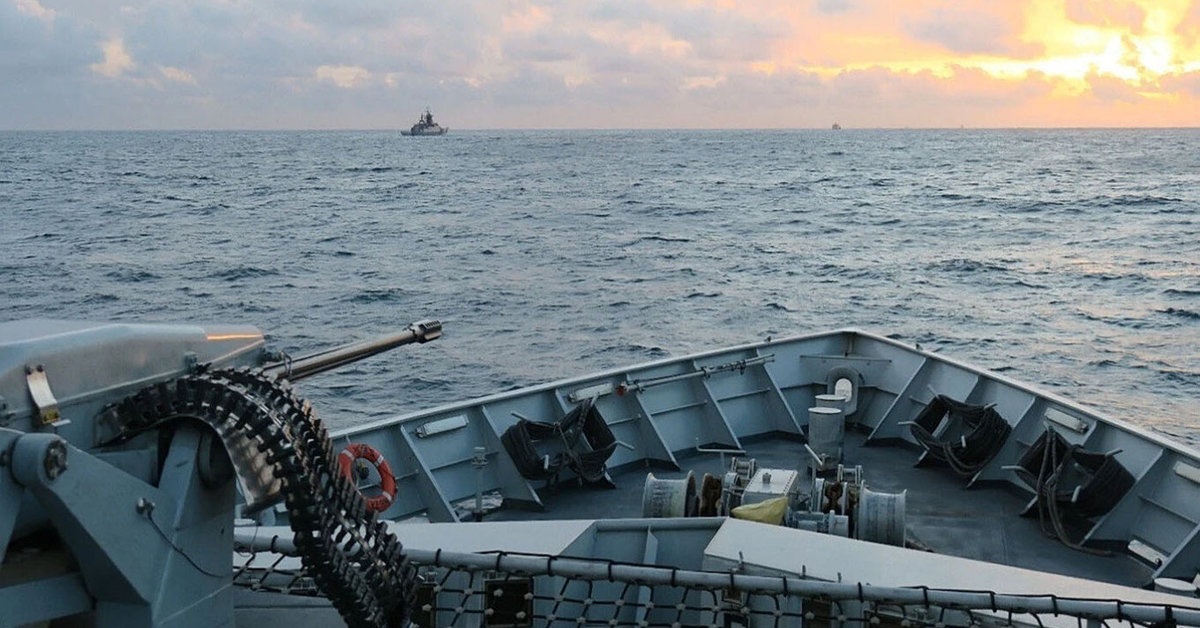 Jungtinė Karalystė prie savo krantų sulaikė Rusijos karo laivą ir tanklaivį