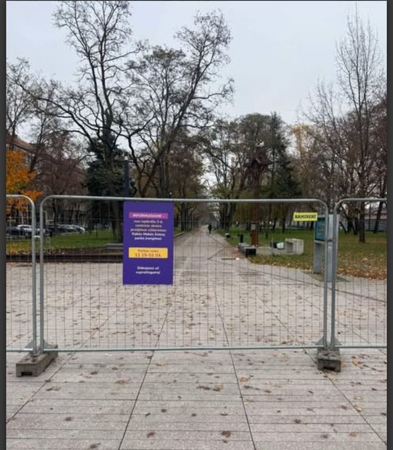 Klaipėdos miesto centro skveras prie Danės upės, aptvertas privataus verslo tikslais (nuotr. socialinių tinklų)