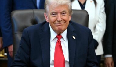 Šveicarų delegacija pas Trumpą atvyko su įspūdingomis dovanomis