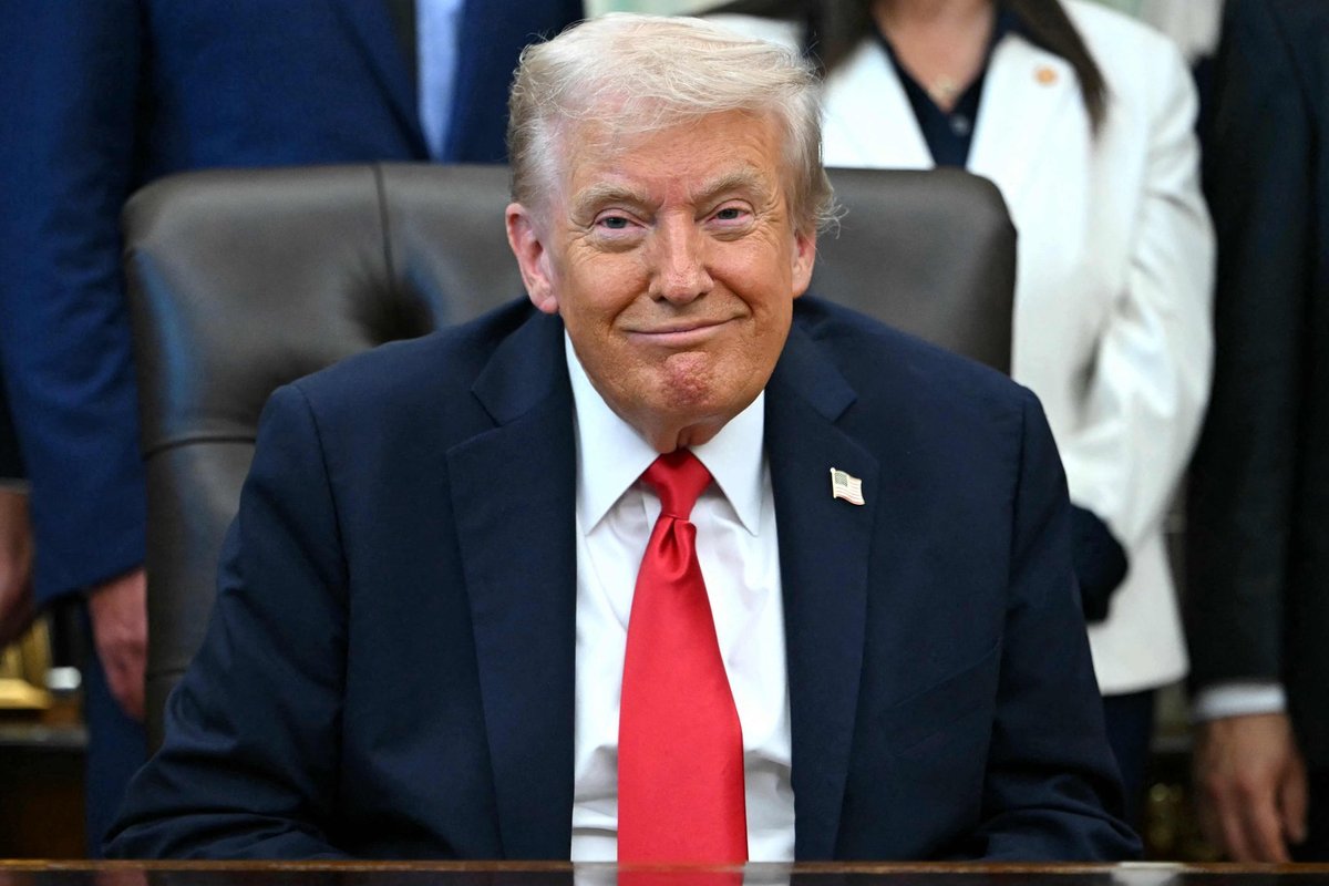 Šveicarų delegacija pas Trumpą atvyko su įspūdingomis dovanomis