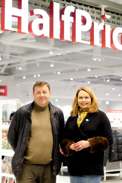 „HalfPrice“ atstovas Sergejs Aleksejevs  ir „Outlet Park“ direktorė Vida Minkštimienė